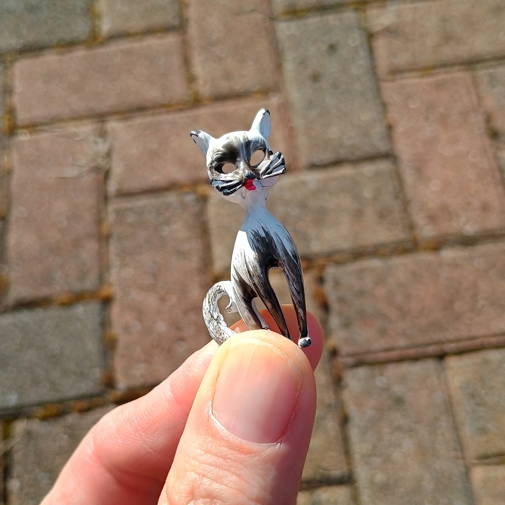 VTG Mid-century enamel Siamese cat brooch, kitsch core vibes, cat lady - Picture 8 of 8